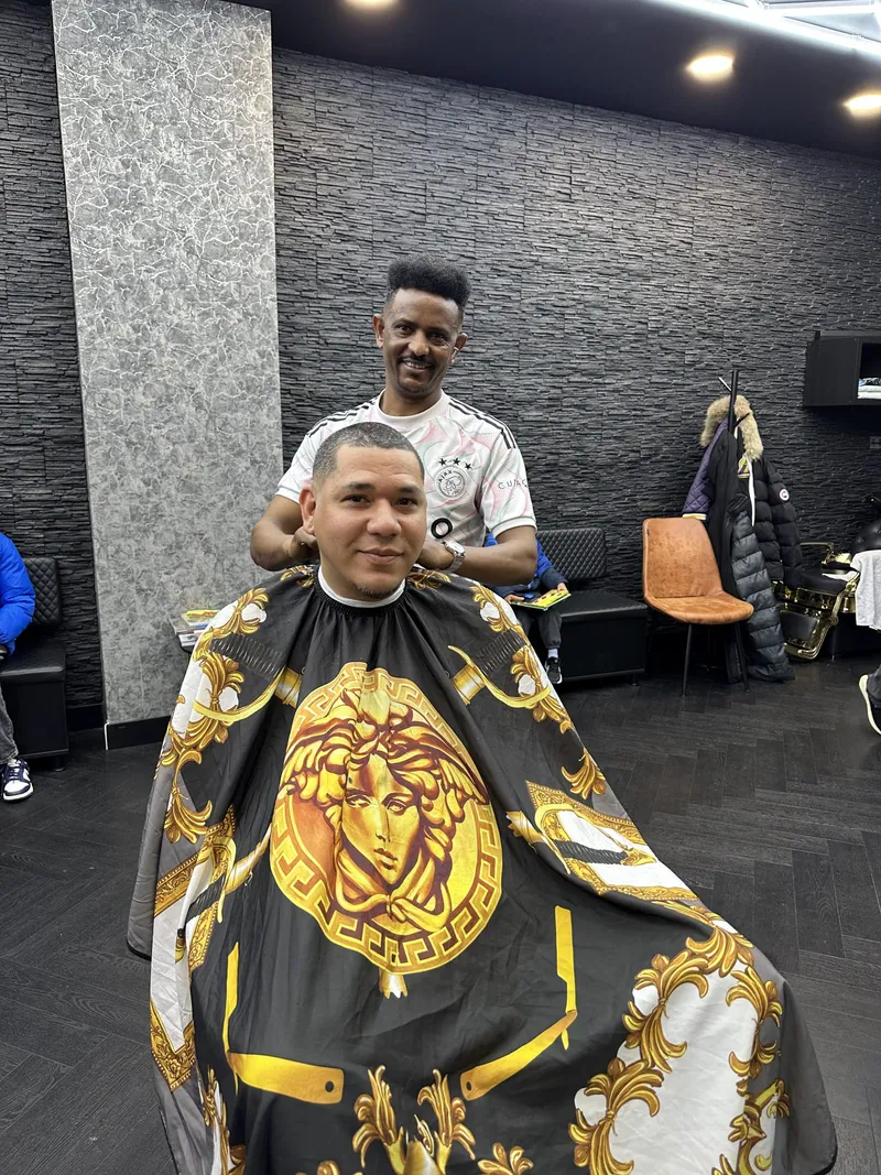 Onze barber met een klant in de salon