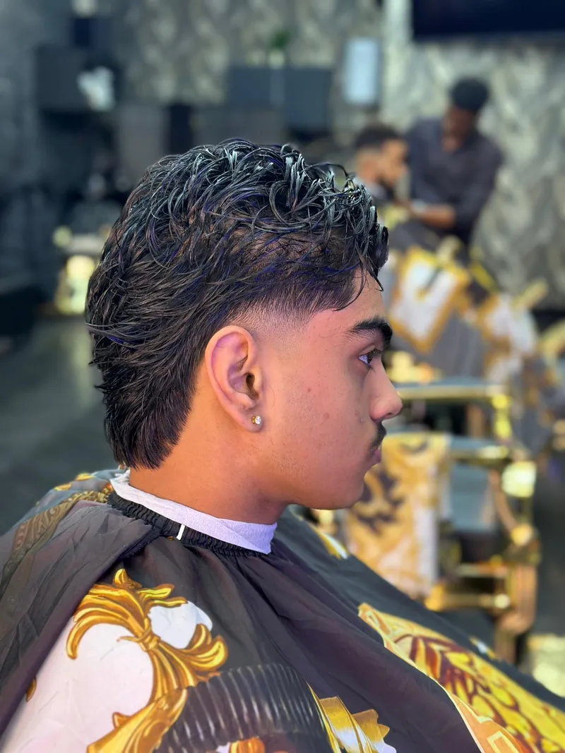 Fade en gestyled haar van opzij